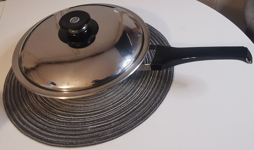 AMC Pfanne 24 cm, Tiefe 5 cm, 2 Liter, mit Deckel - Produktbild 1 | potoria.de