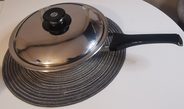 AMC Pfanne 24 cm, Tiefe 5 cm, 2 Liter, mit Deckel - Produktbild 1 | potoria.de